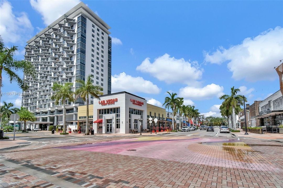 Active With Contract: $362,500 (1 beds, 1 baths, 698 Square Feet)