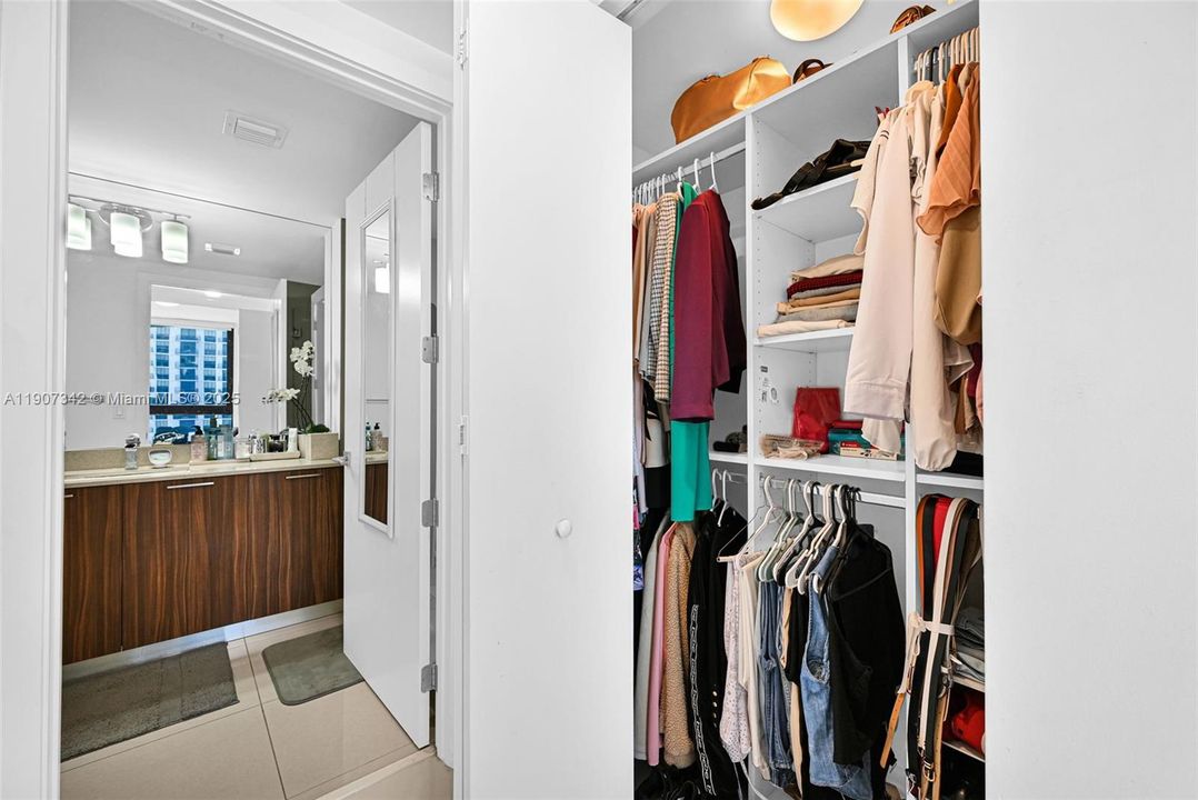 Active With Contract: $362,500 (1 beds, 1 baths, 698 Square Feet)