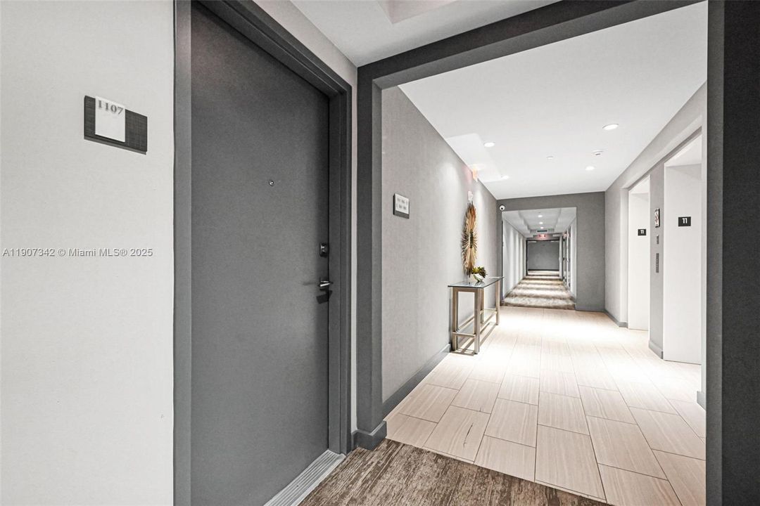 Active With Contract: $362,500 (1 beds, 1 baths, 698 Square Feet)