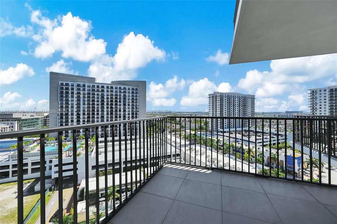 Active With Contract: $362,500 (1 beds, 1 baths, 698 Square Feet)