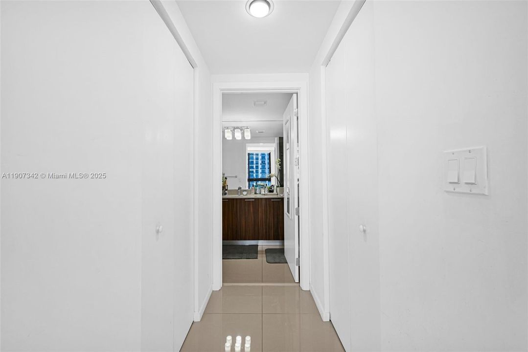 Active With Contract: $362,500 (1 beds, 1 baths, 698 Square Feet)