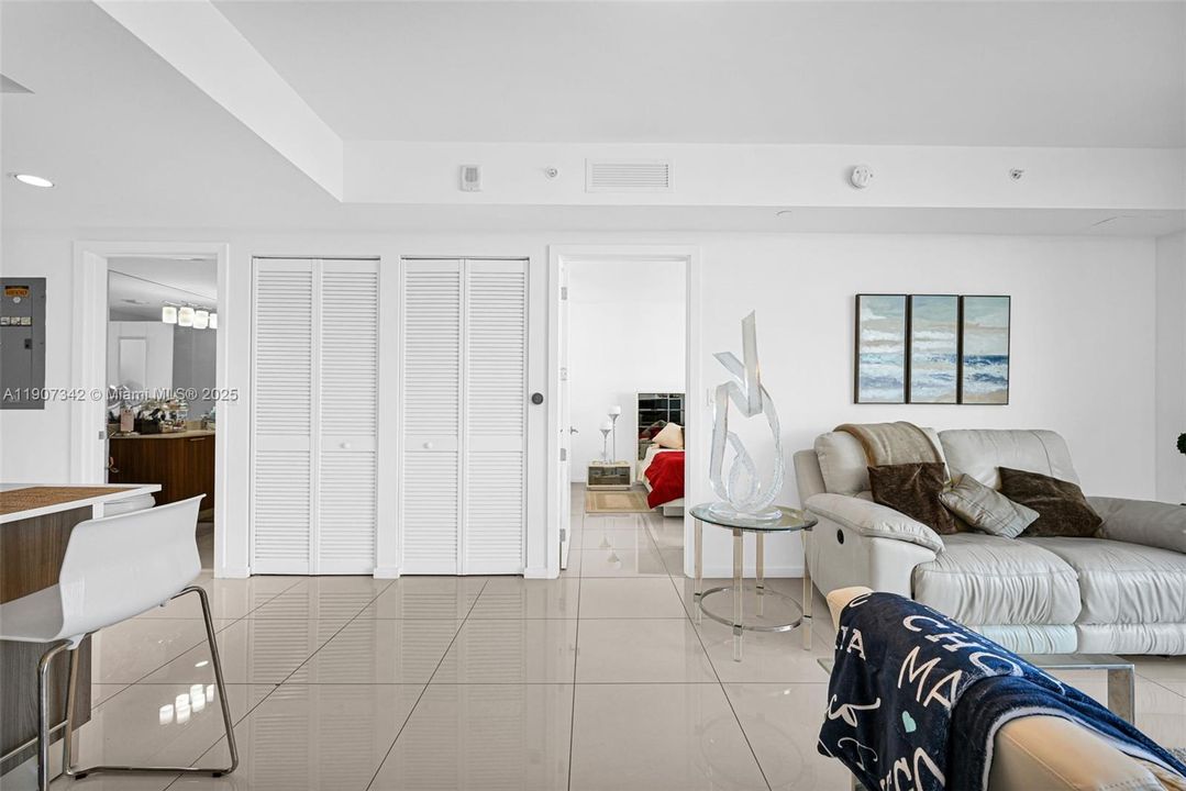 Active With Contract: $362,500 (1 beds, 1 baths, 698 Square Feet)