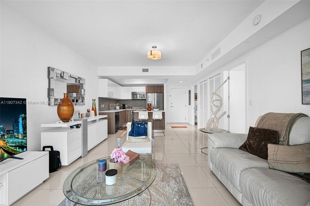 Active With Contract: $362,500 (1 beds, 1 baths, 698 Square Feet)