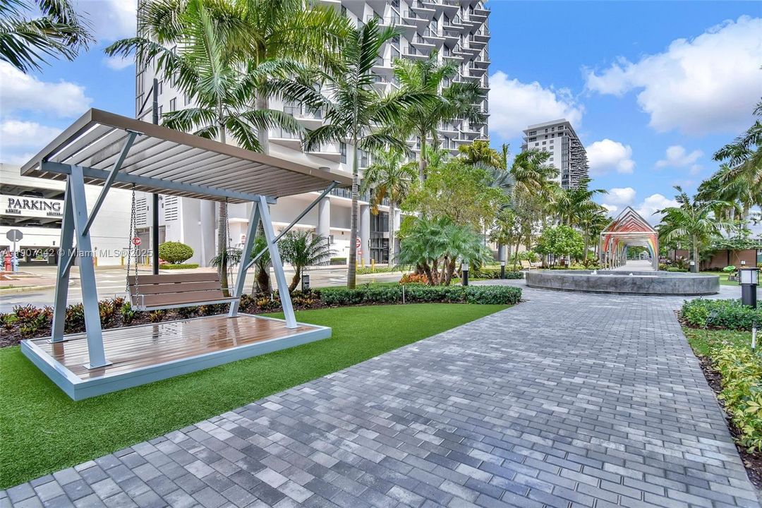 Active With Contract: $362,500 (1 beds, 1 baths, 698 Square Feet)