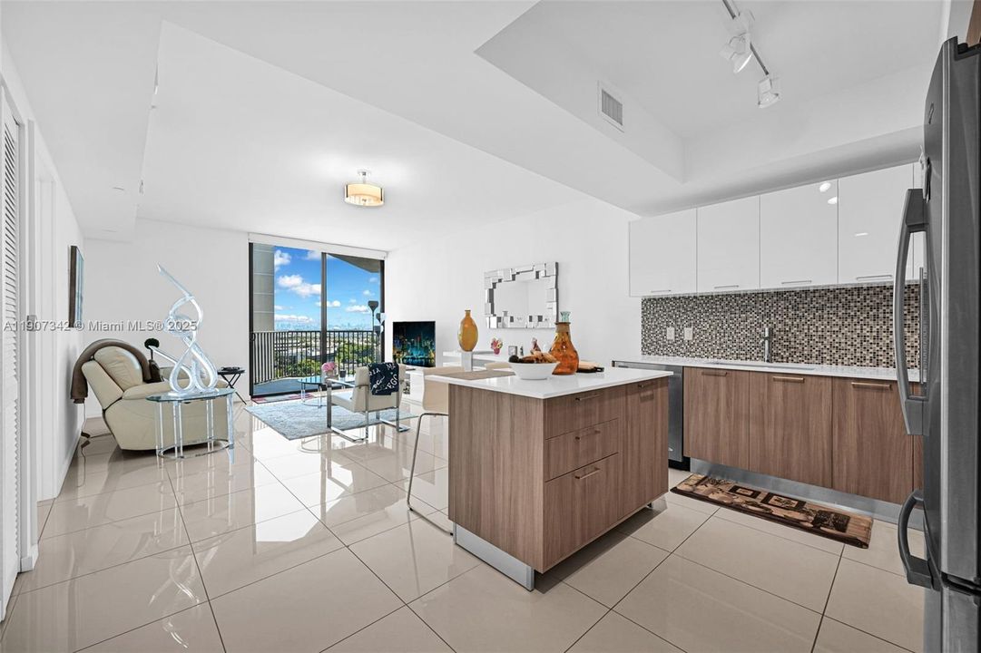 Active With Contract: $362,500 (1 beds, 1 baths, 698 Square Feet)