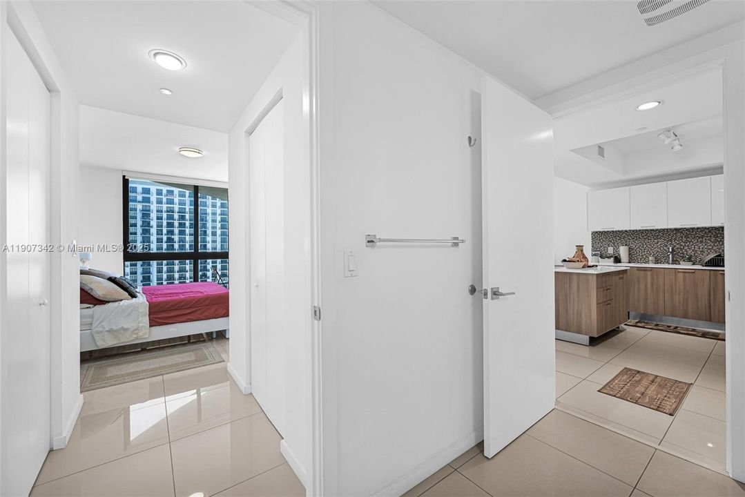 Active With Contract: $362,500 (1 beds, 1 baths, 698 Square Feet)