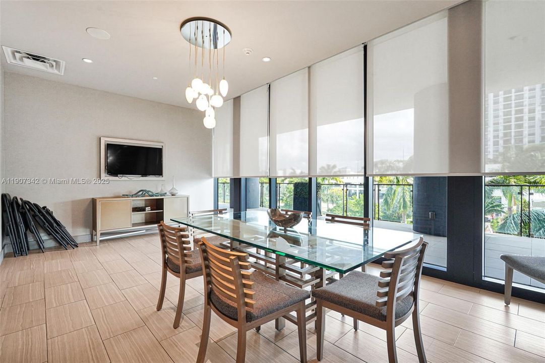 Active With Contract: $362,500 (1 beds, 1 baths, 698 Square Feet)