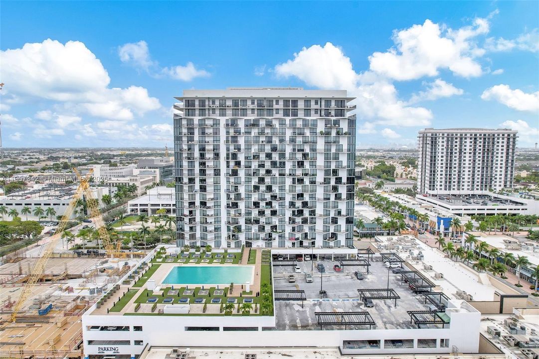 Active With Contract: $362,500 (1 beds, 1 baths, 698 Square Feet)