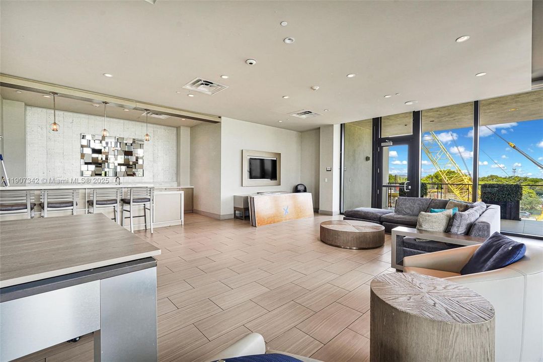 Active With Contract: $362,500 (1 beds, 1 baths, 698 Square Feet)