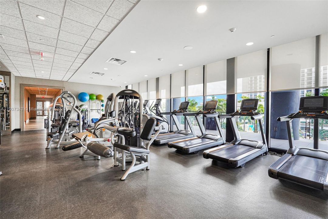 Active With Contract: $362,500 (1 beds, 1 baths, 698 Square Feet)