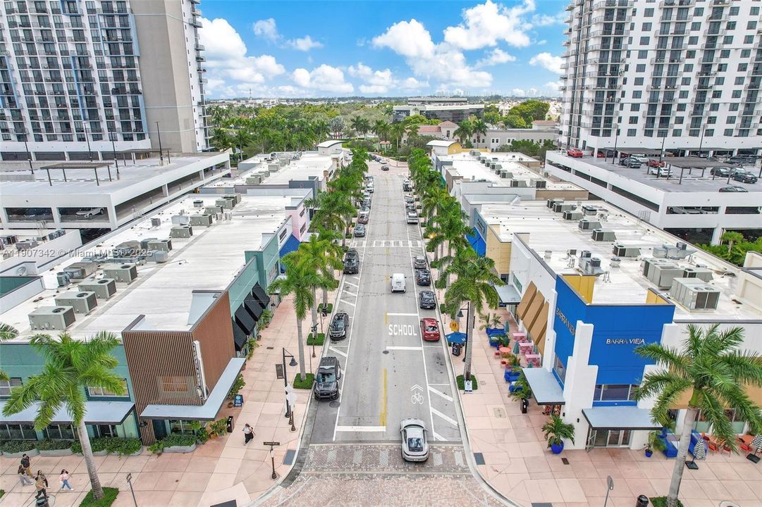 Active With Contract: $362,500 (1 beds, 1 baths, 698 Square Feet)