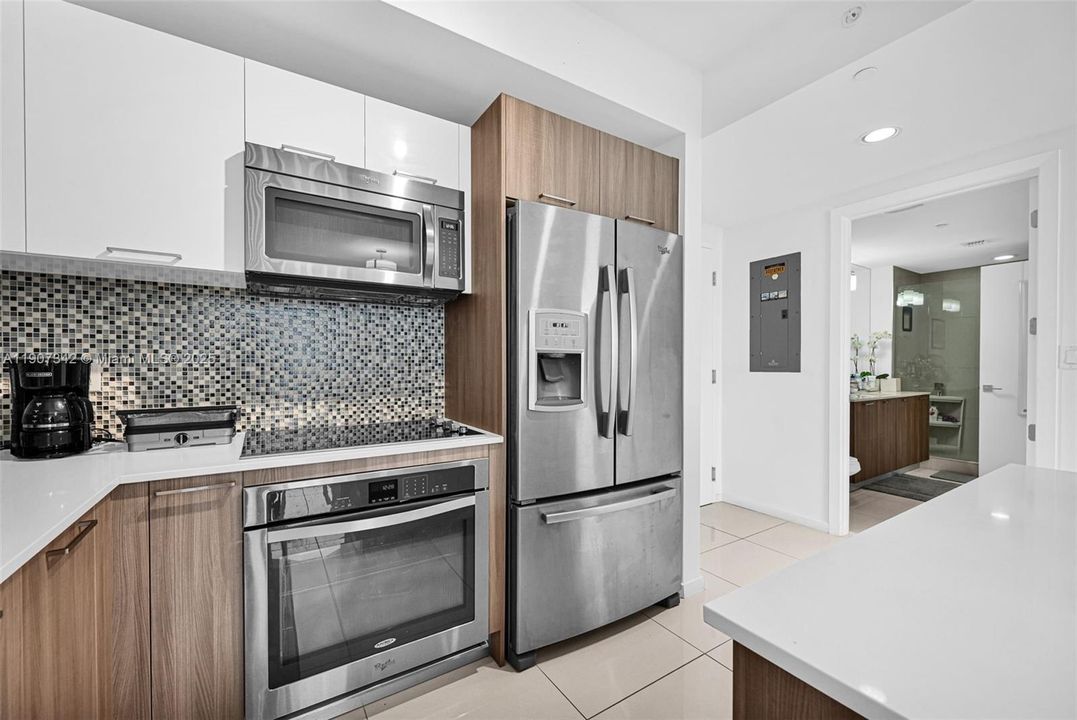 Active With Contract: $362,500 (1 beds, 1 baths, 698 Square Feet)