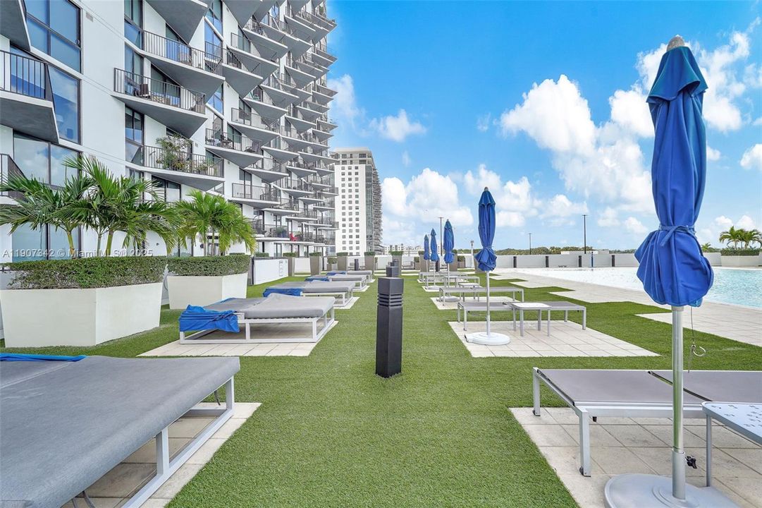 Active With Contract: $362,500 (1 beds, 1 baths, 698 Square Feet)