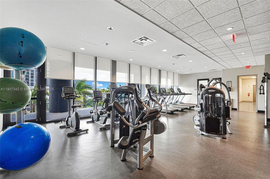 Active With Contract: $362,500 (1 beds, 1 baths, 698 Square Feet)