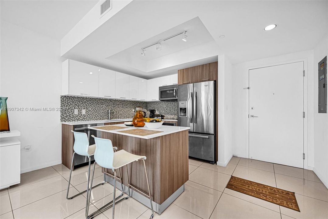 Active With Contract: $362,500 (1 beds, 1 baths, 698 Square Feet)