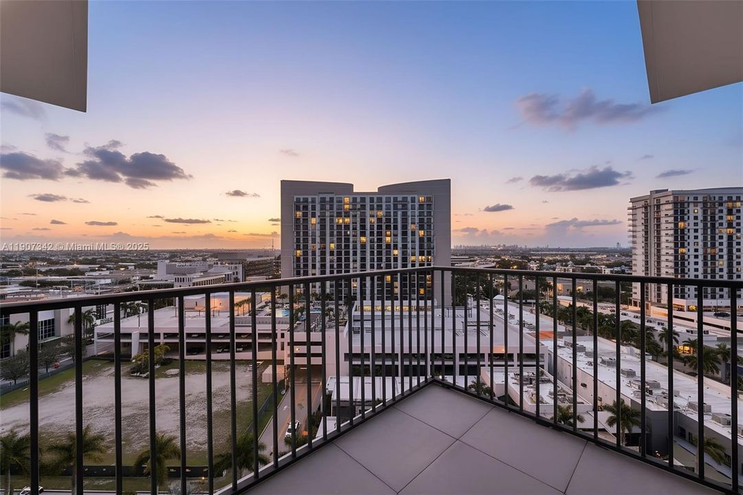 Active With Contract: $362,500 (1 beds, 1 baths, 698 Square Feet)