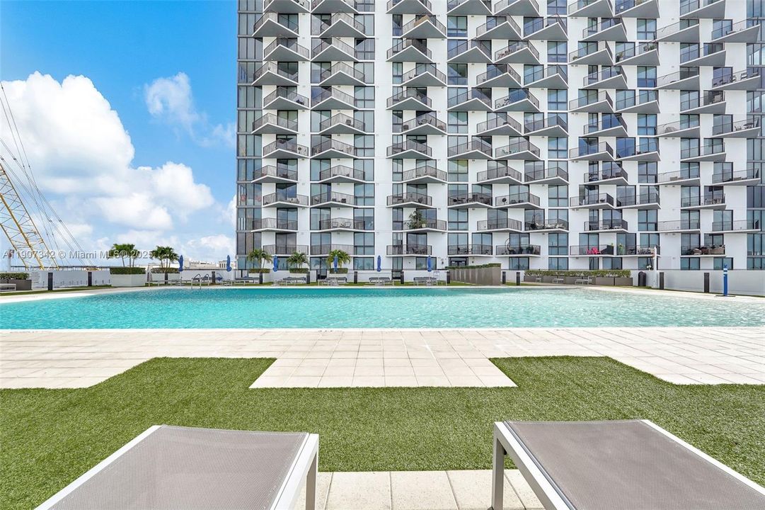 Active With Contract: $362,500 (1 beds, 1 baths, 698 Square Feet)