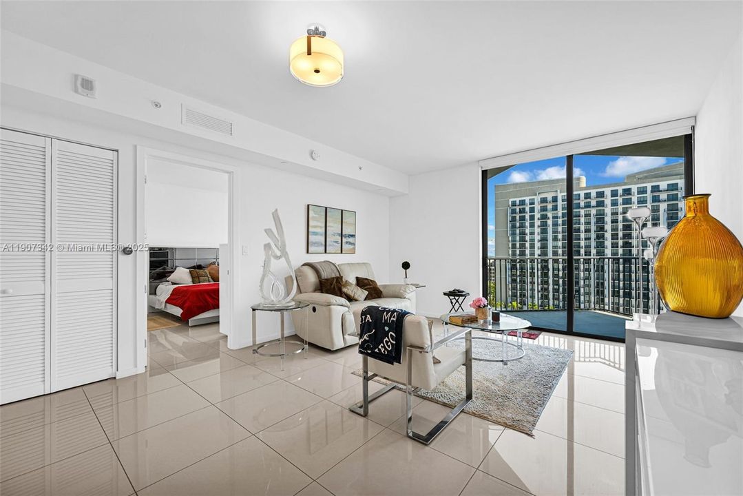 Active With Contract: $362,500 (1 beds, 1 baths, 698 Square Feet)
