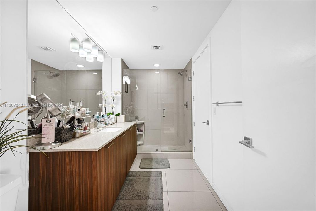 Active With Contract: $362,500 (1 beds, 1 baths, 698 Square Feet)