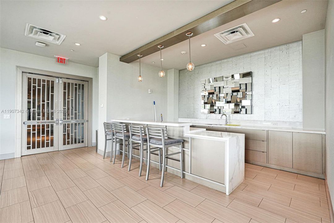 Active With Contract: $362,500 (1 beds, 1 baths, 698 Square Feet)