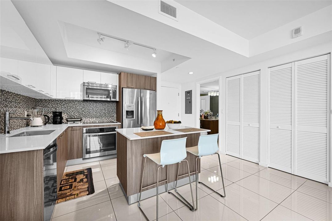 Active With Contract: $362,500 (1 beds, 1 baths, 698 Square Feet)