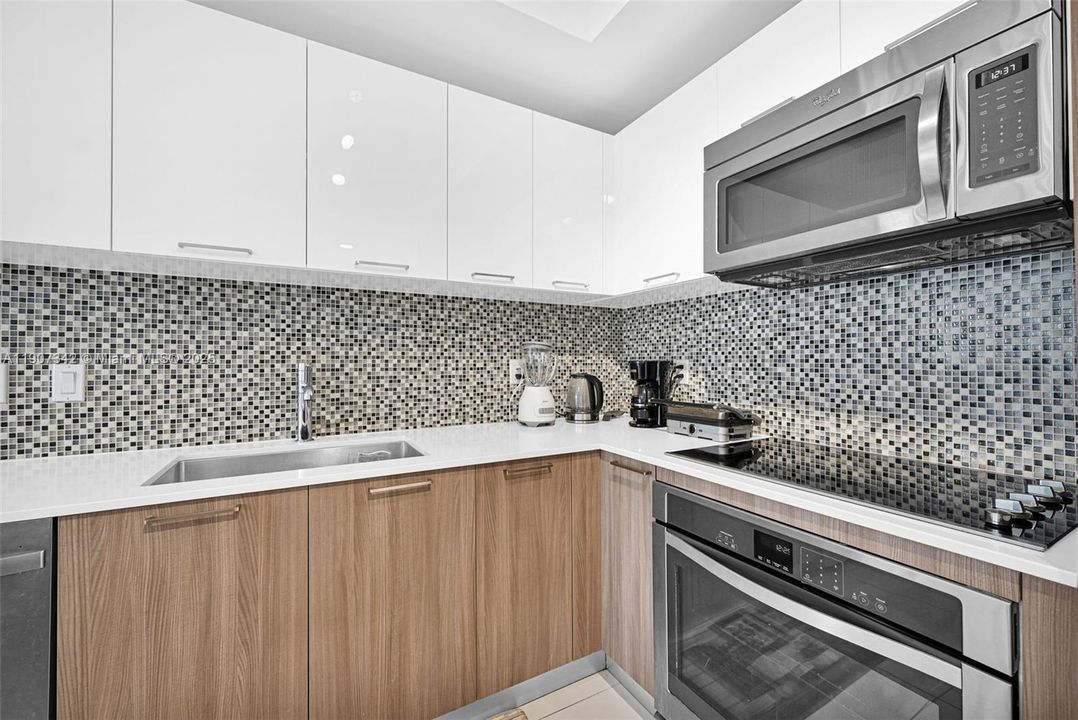 Active With Contract: $362,500 (1 beds, 1 baths, 698 Square Feet)