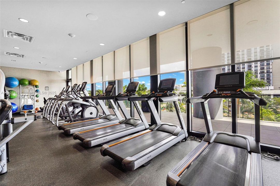 Active With Contract: $362,500 (1 beds, 1 baths, 698 Square Feet)