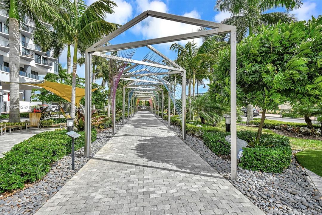 Active With Contract: $362,500 (1 beds, 1 baths, 698 Square Feet)