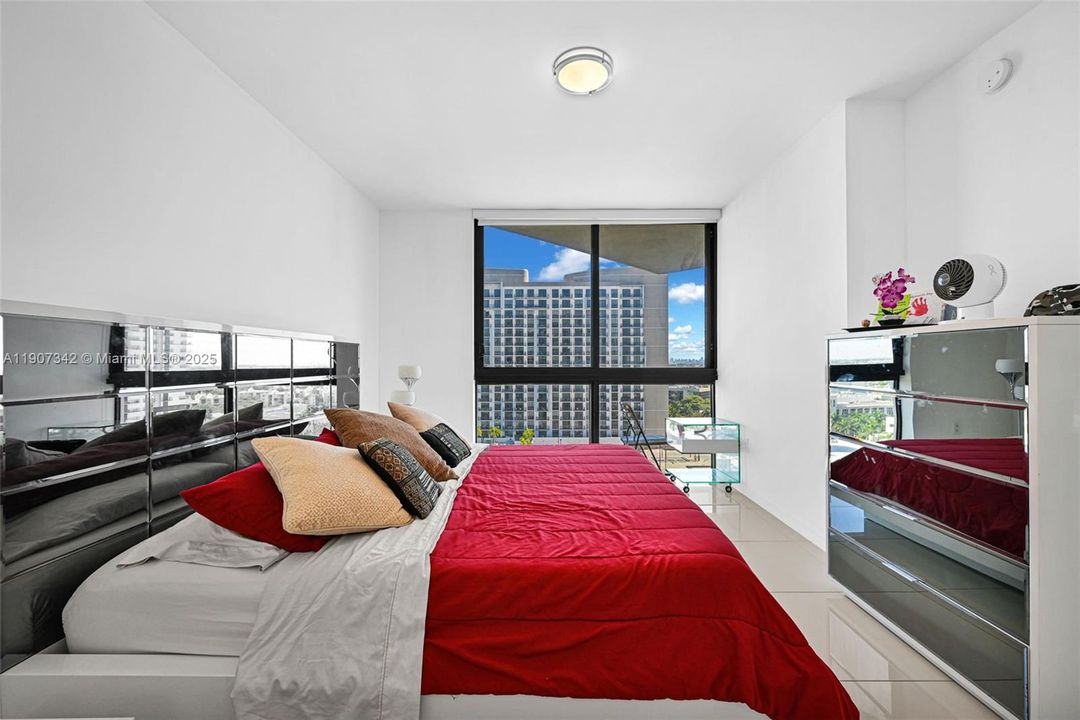 Active With Contract: $362,500 (1 beds, 1 baths, 698 Square Feet)