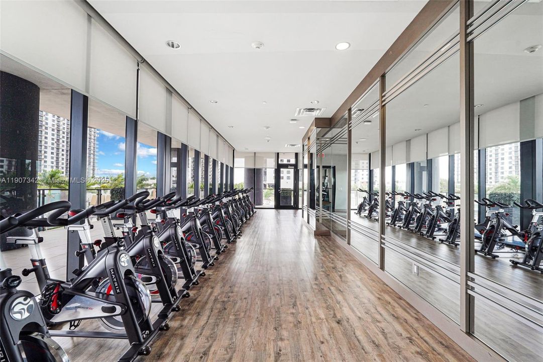 Active With Contract: $362,500 (1 beds, 1 baths, 698 Square Feet)