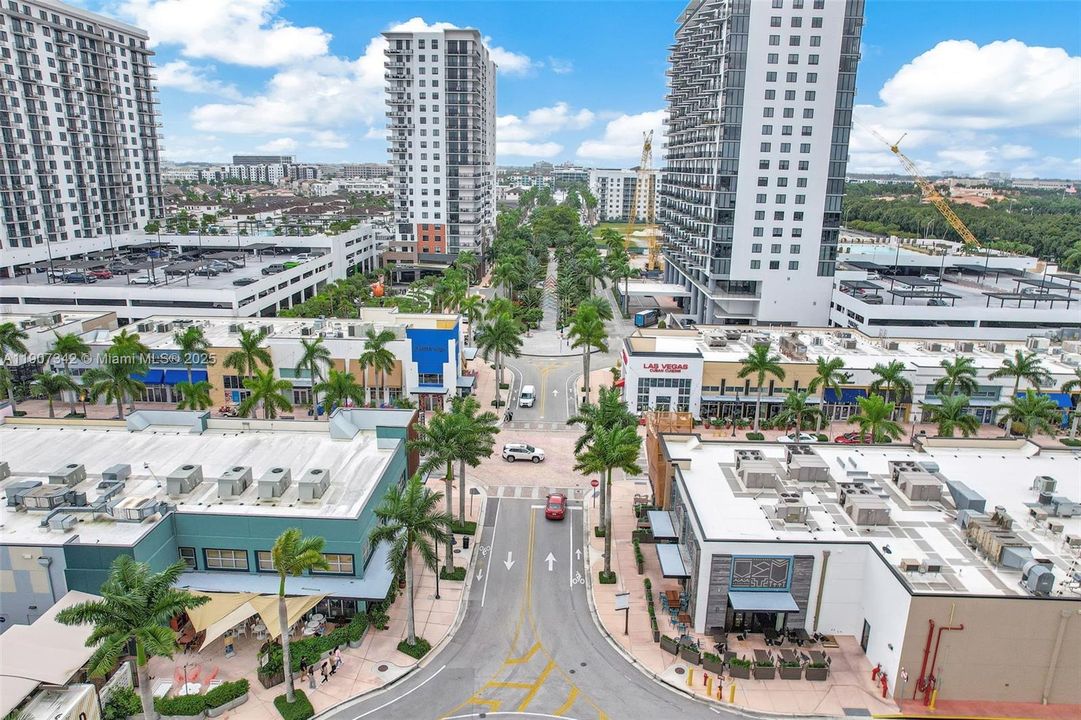 Active With Contract: $362,500 (1 beds, 1 baths, 698 Square Feet)