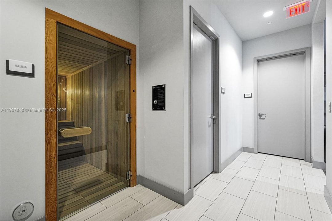 Active With Contract: $362,500 (1 beds, 1 baths, 698 Square Feet)