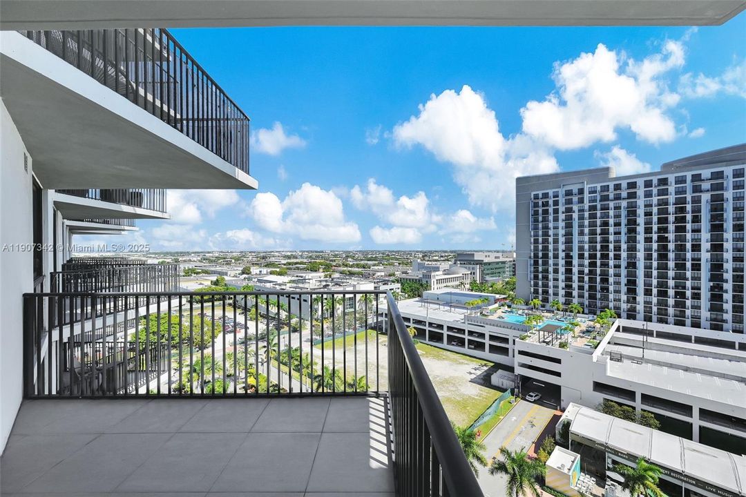 Active With Contract: $362,500 (1 beds, 1 baths, 698 Square Feet)