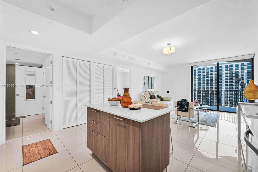 Active With Contract: $362,500 (1 beds, 1 baths, 698 Square Feet)