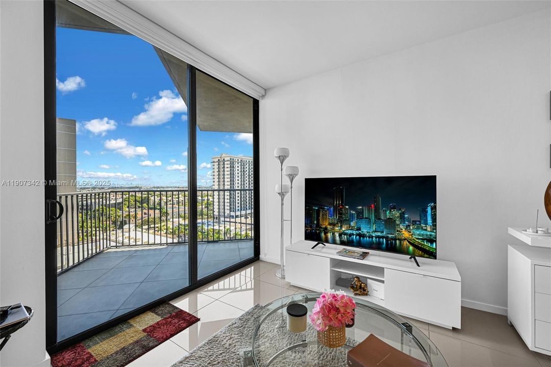 Active With Contract: $362,500 (1 beds, 1 baths, 698 Square Feet)