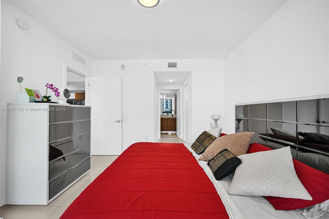 Active With Contract: $362,500 (1 beds, 1 baths, 698 Square Feet)