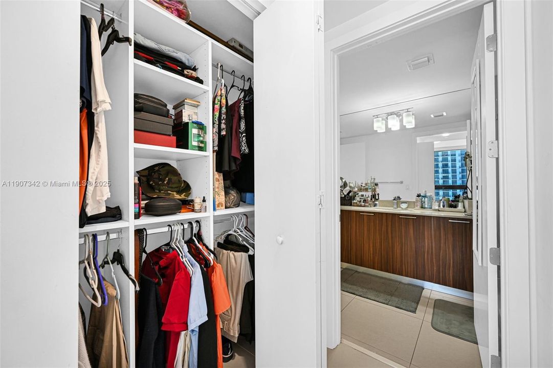 Active With Contract: $362,500 (1 beds, 1 baths, 698 Square Feet)