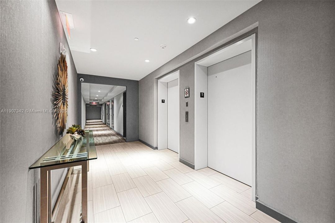 Active With Contract: $362,500 (1 beds, 1 baths, 698 Square Feet)