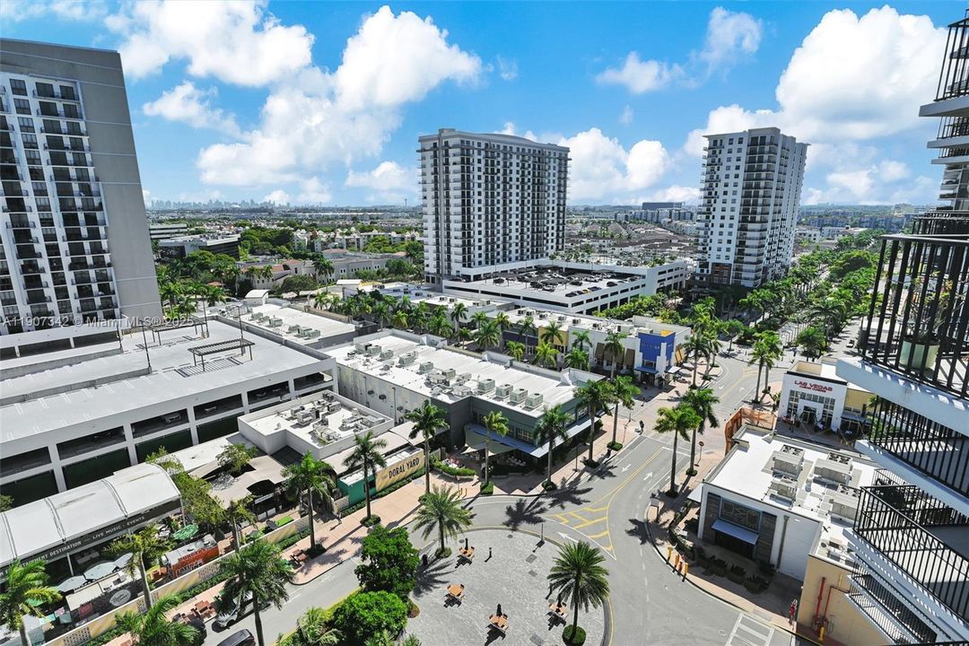 Active With Contract: $362,500 (1 beds, 1 baths, 698 Square Feet)