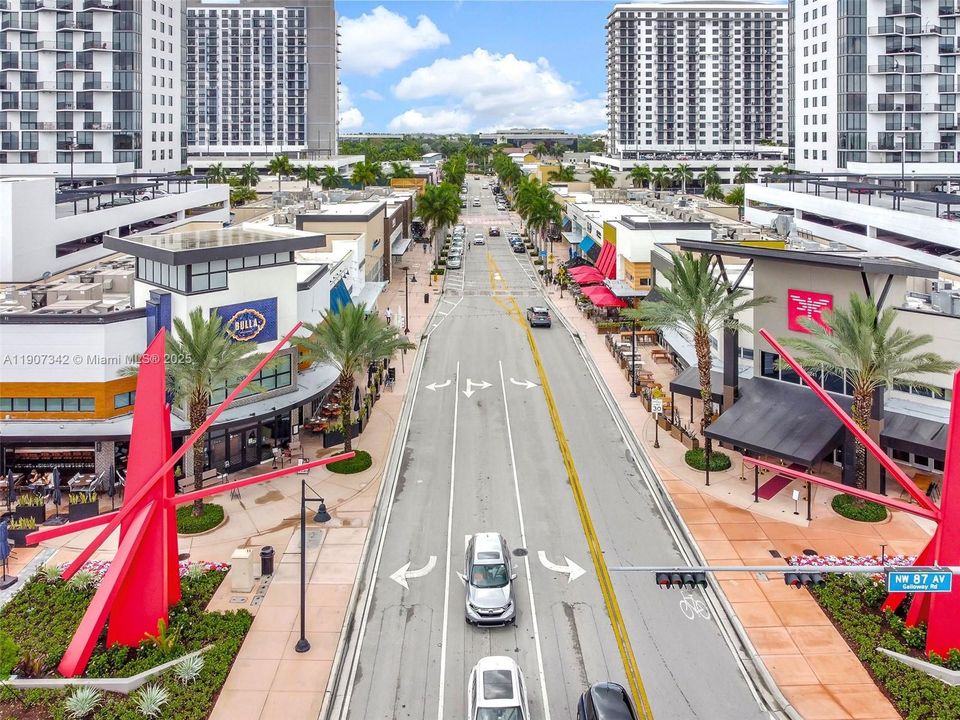 Active With Contract: $362,500 (1 beds, 1 baths, 698 Square Feet)