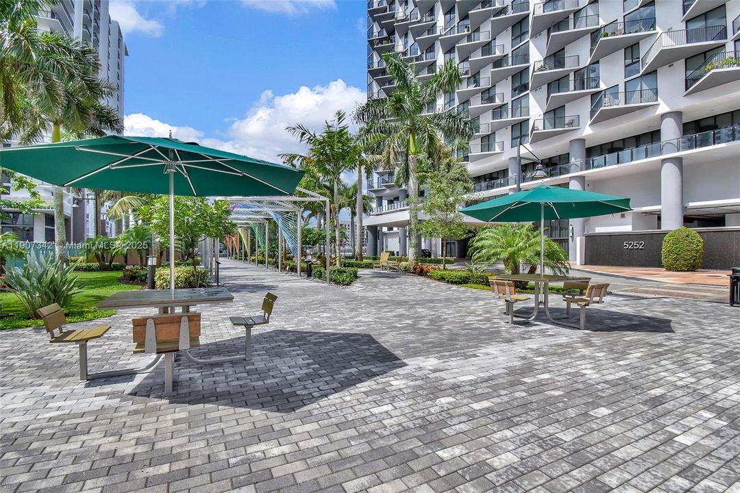 Active With Contract: $362,500 (1 beds, 1 baths, 698 Square Feet)