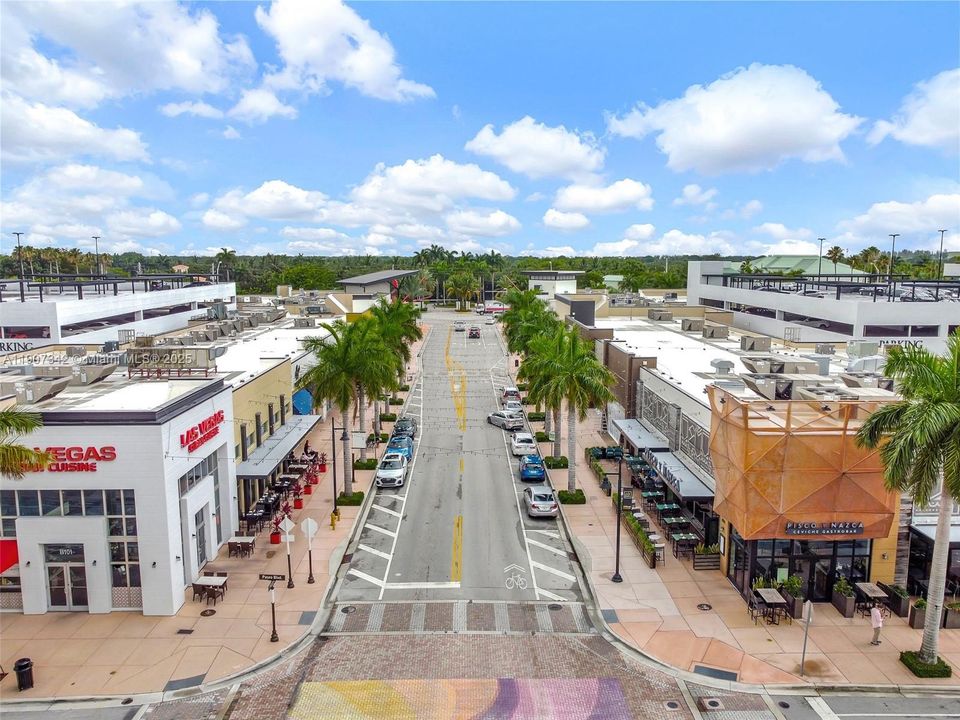 Active With Contract: $362,500 (1 beds, 1 baths, 698 Square Feet)