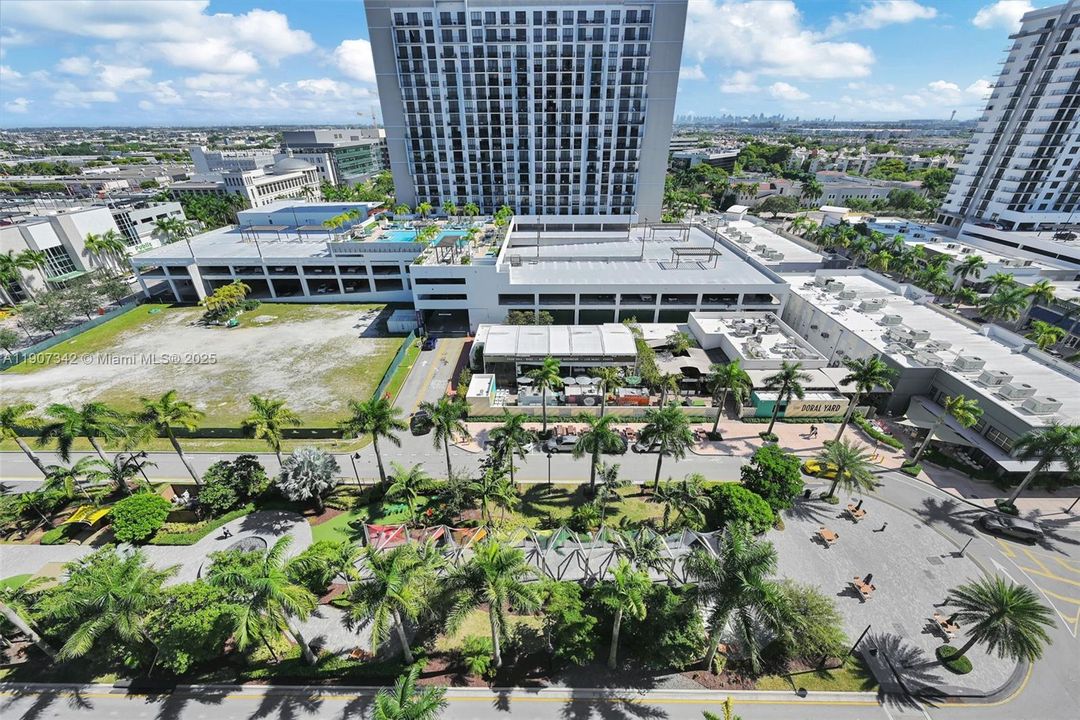 Active With Contract: $362,500 (1 beds, 1 baths, 698 Square Feet)