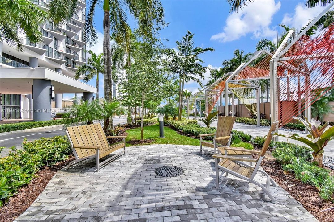 Active With Contract: $362,500 (1 beds, 1 baths, 698 Square Feet)