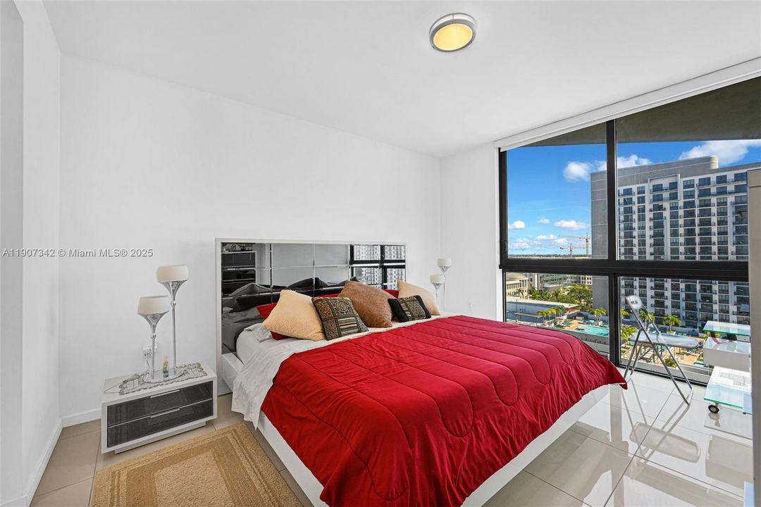 Active With Contract: $362,500 (1 beds, 1 baths, 698 Square Feet)