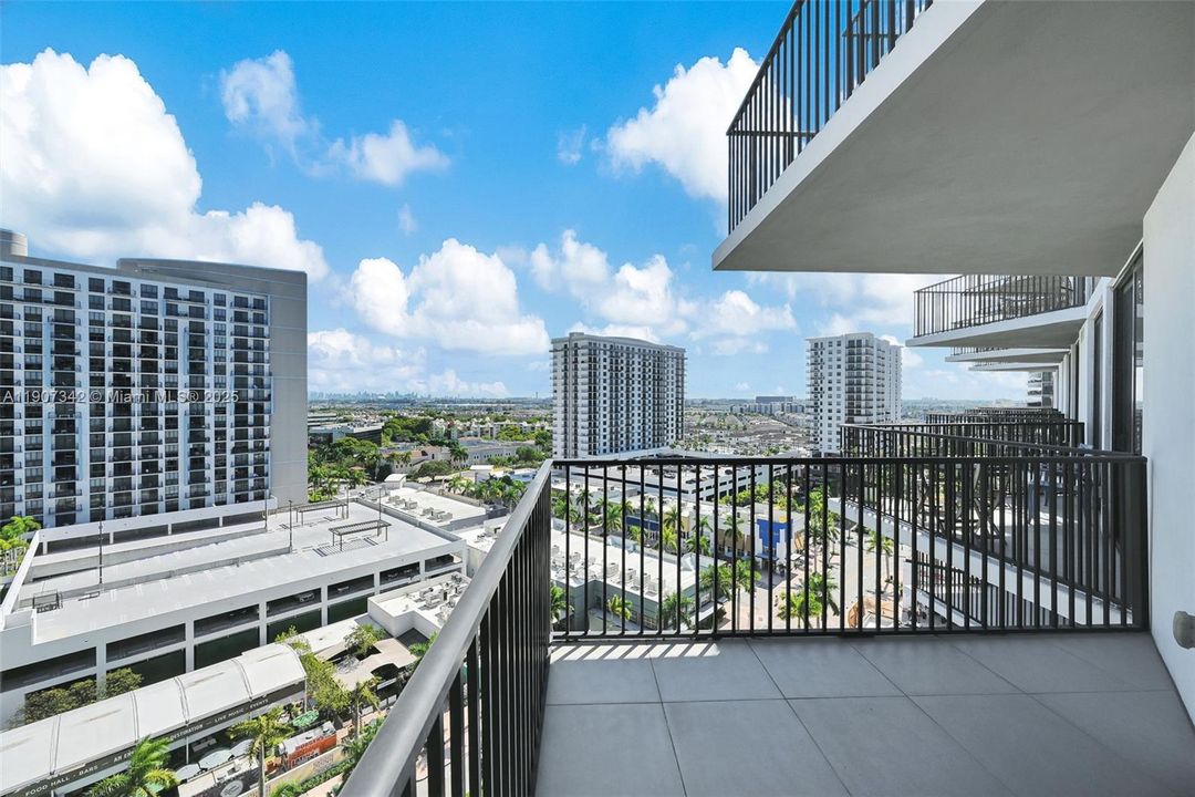 Active With Contract: $362,500 (1 beds, 1 baths, 698 Square Feet)