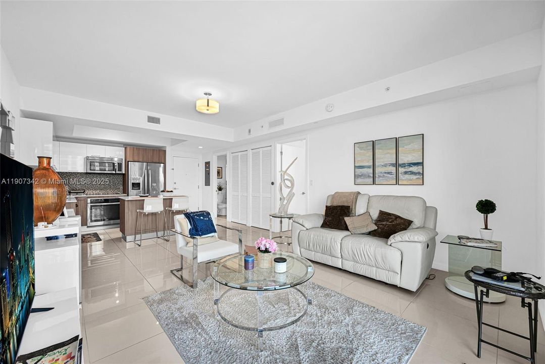 Active With Contract: $362,500 (1 beds, 1 baths, 698 Square Feet)