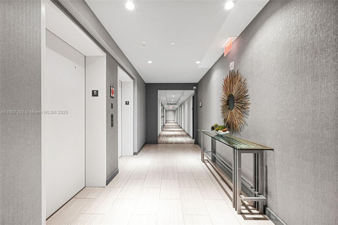 Active With Contract: $362,500 (1 beds, 1 baths, 698 Square Feet)