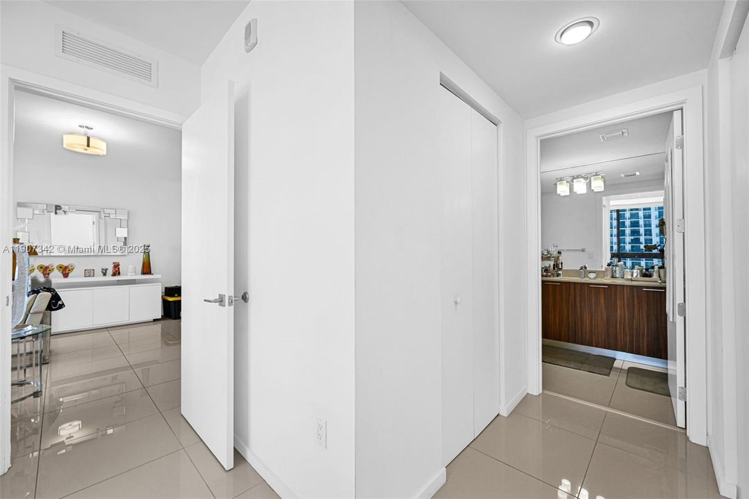 Active With Contract: $362,500 (1 beds, 1 baths, 698 Square Feet)