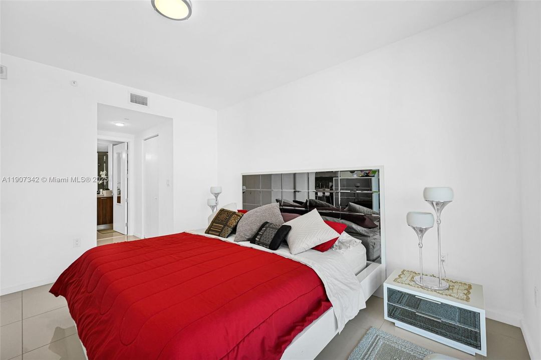 Active With Contract: $362,500 (1 beds, 1 baths, 698 Square Feet)